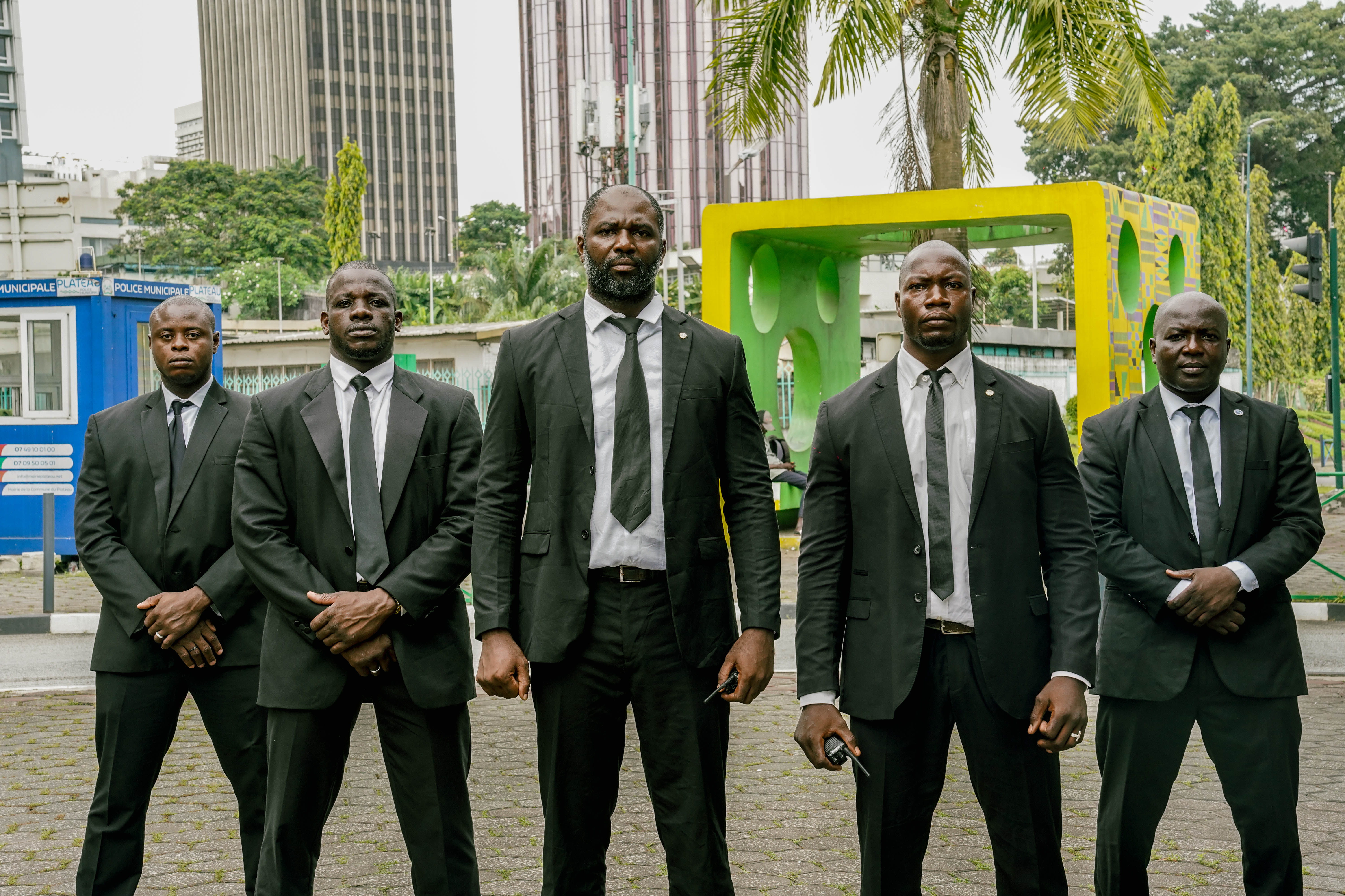 Agent de sécurité en costume - Excellence DGroup